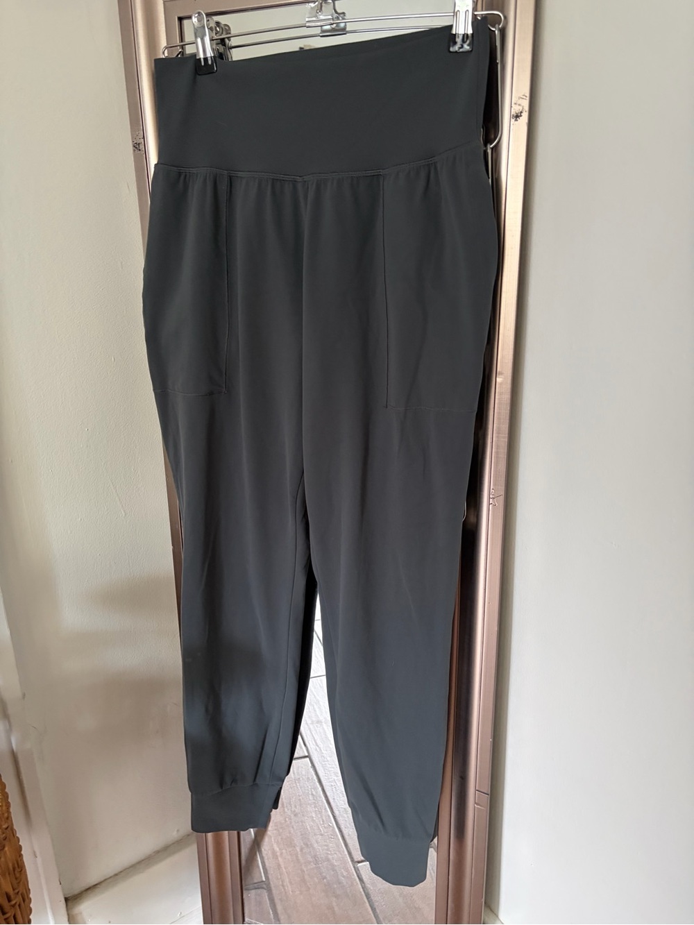 Athleta Salutation Jogger in Powervita — Size Small